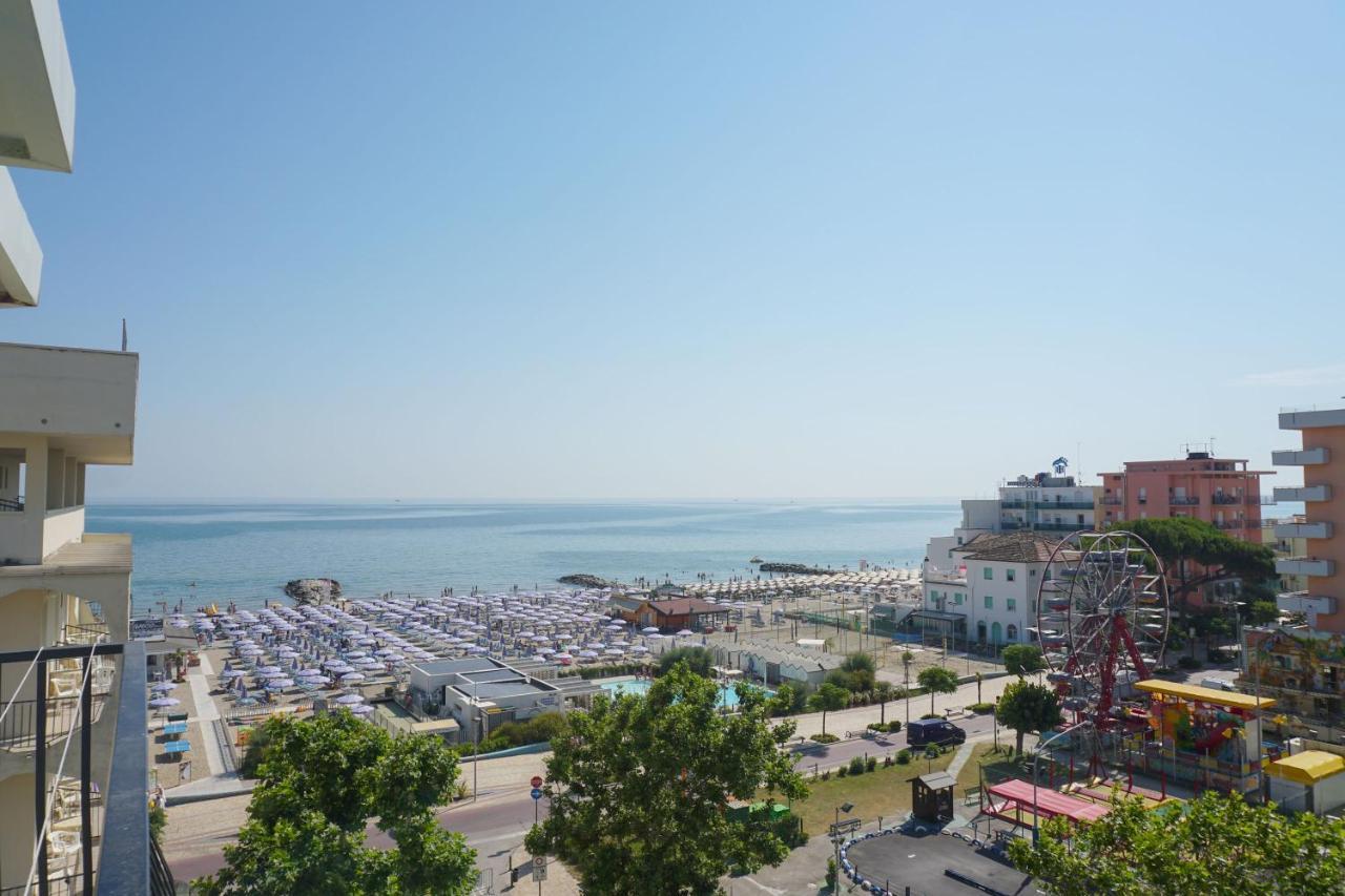 Hotel Bristol Misano Adriatico Buitenkant foto