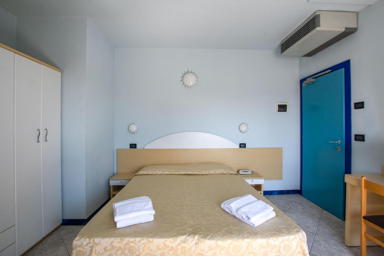 Hotel Bristol Misano Adriatico Buitenkant foto