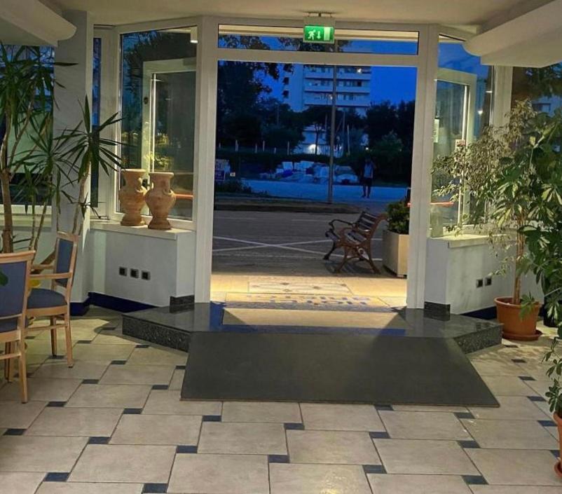 Hotel Bristol Misano Adriatico Buitenkant foto