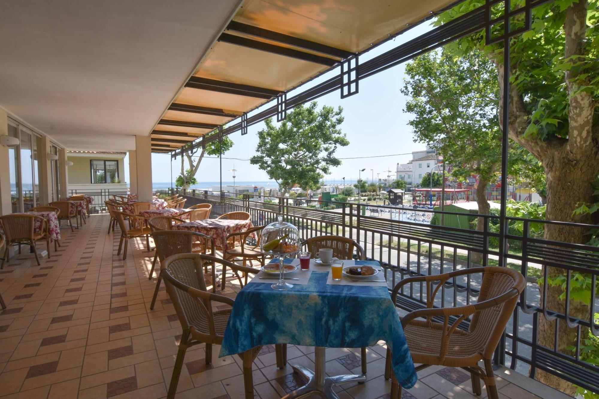 Hotel Bristol Misano Adriatico Buitenkant foto