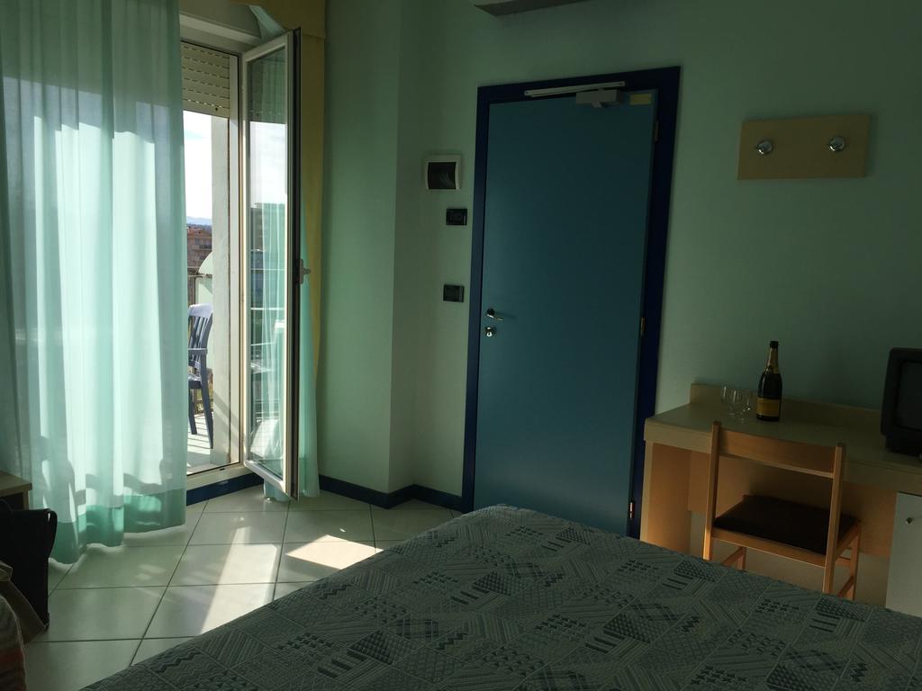 Hotel Bristol Misano Adriatico Kamer foto