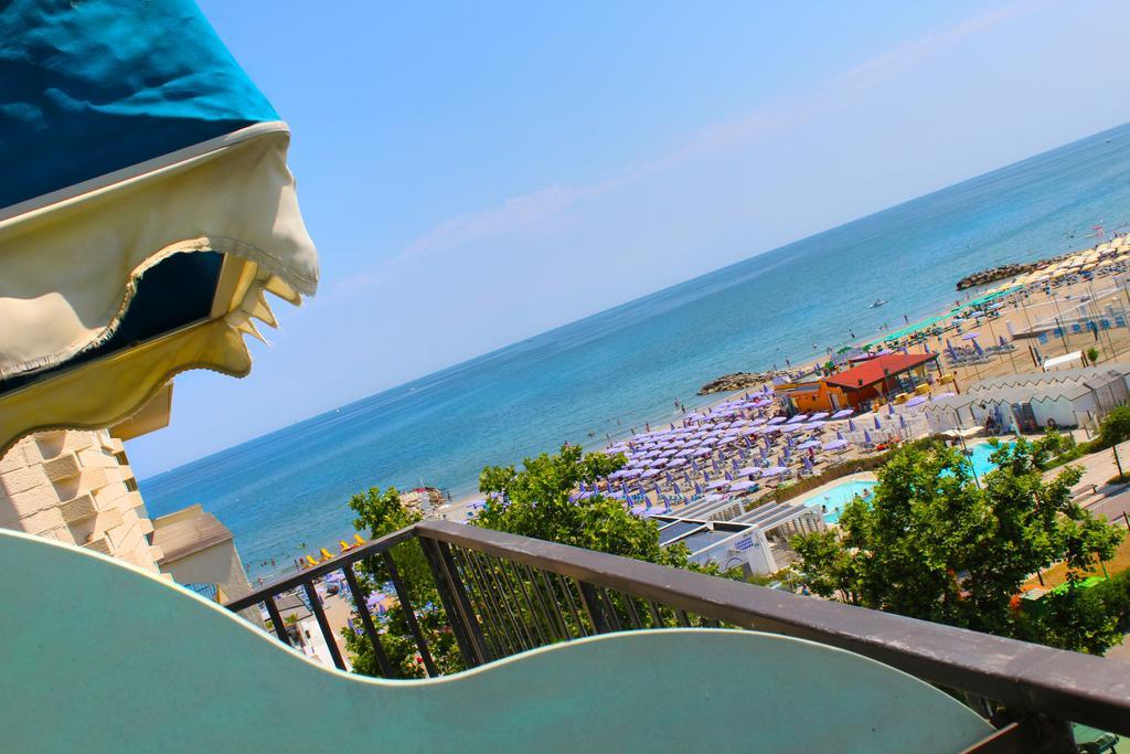 Hotel Bristol Misano Adriatico Buitenkant foto